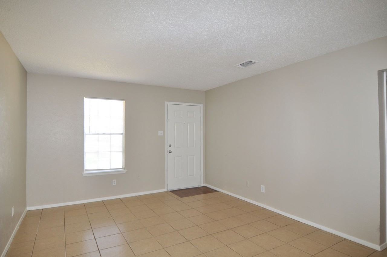 2034 Oakwood Ct - Photo 3 of 11