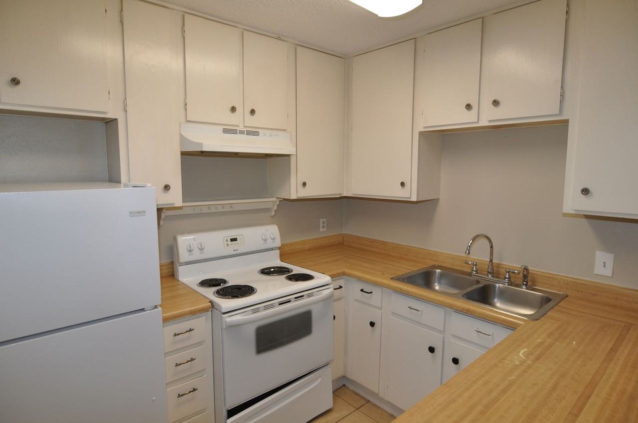 2034 Oakwood Ct - Photo 4 of 11