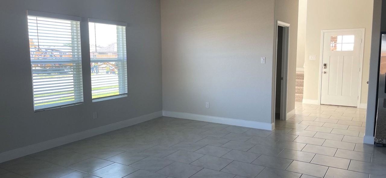 1340 Redwood Crk - Photo 3 of 17