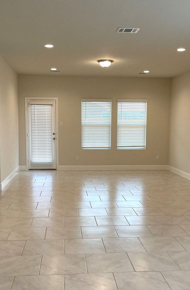 1340 Redwood Crk - Photo 4 of 17