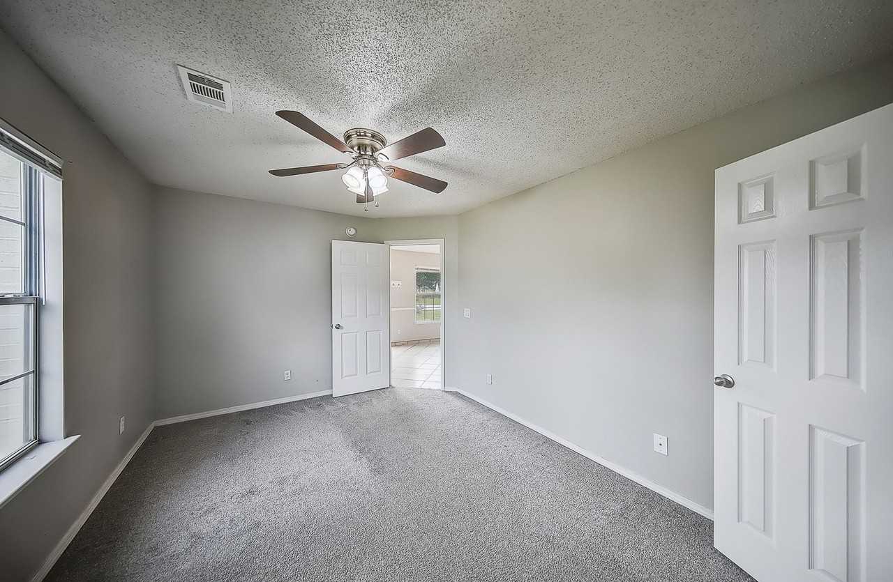 102 Nw Park St #1 - Photo 4 of 17