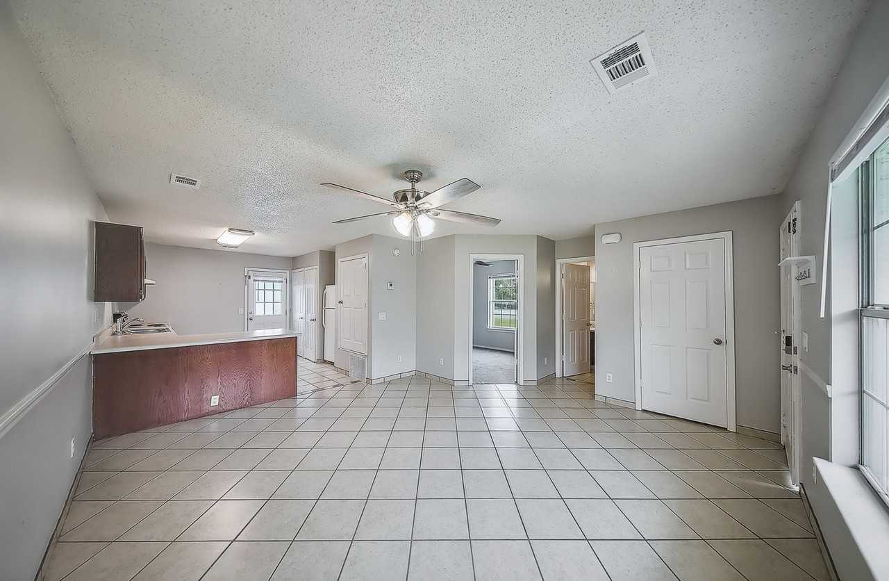 102 Nw Park St #1 - Photo 5 of 17