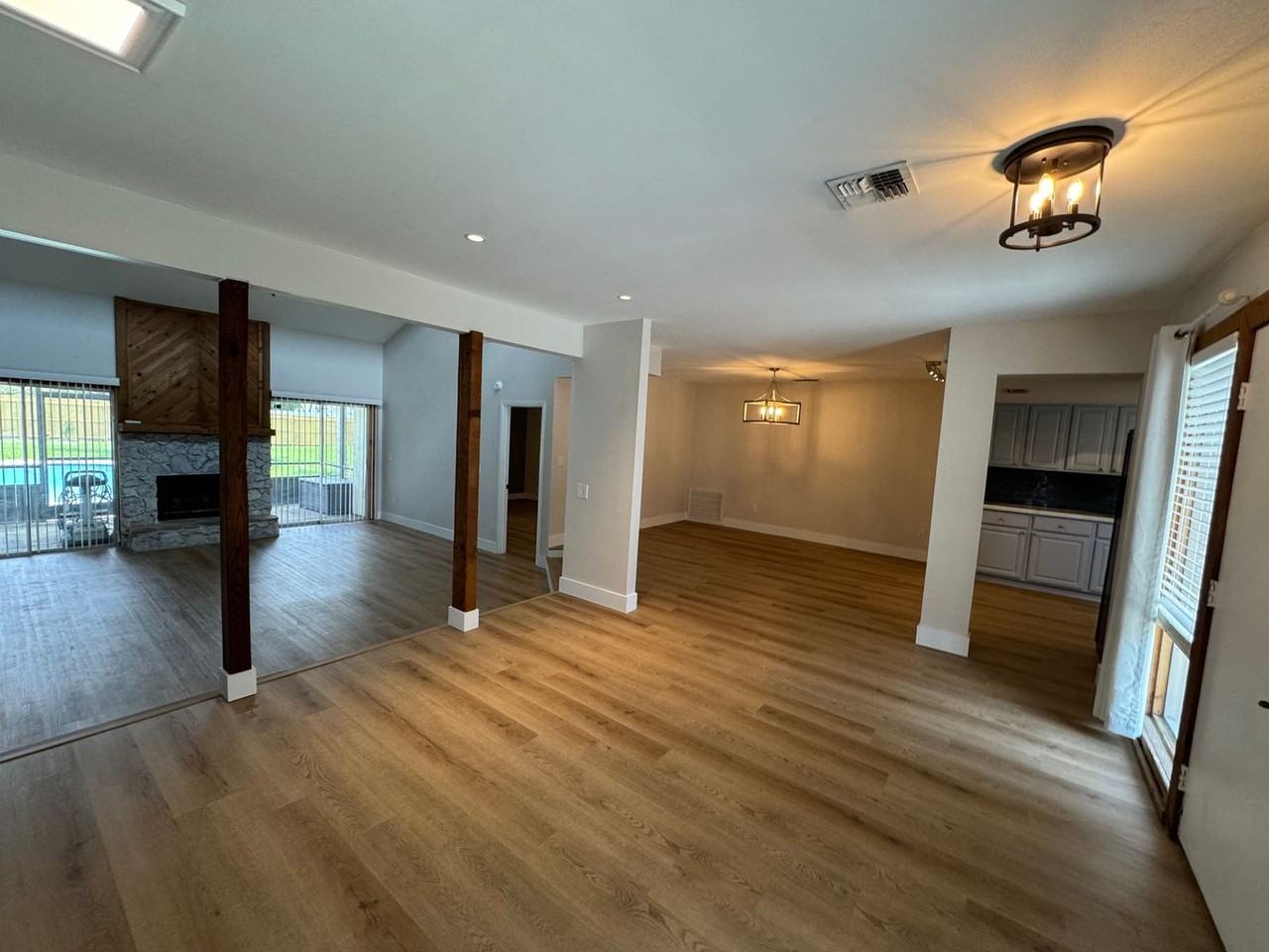 107 S Deerwood Ave - Photo 2 of 26