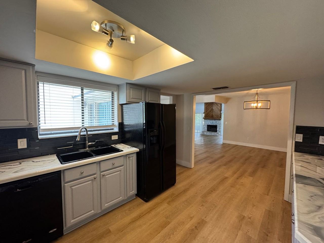 107 S Deerwood Ave - Photo 4 of 26