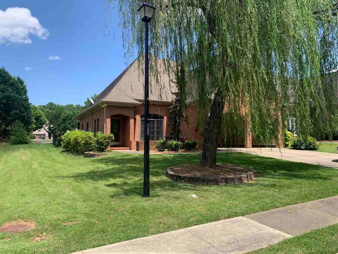 2172 N Donahue Dr - Photo 4 of 37