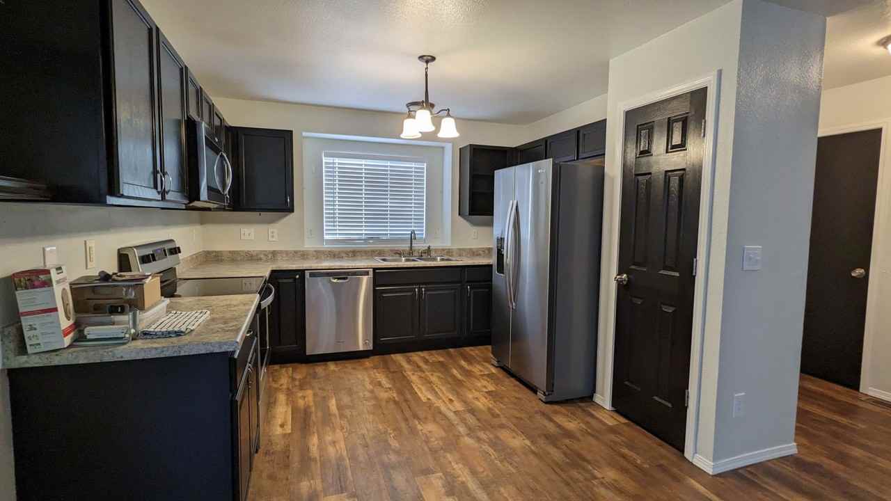 5444 Hicks Dr - Photo 3 of 25