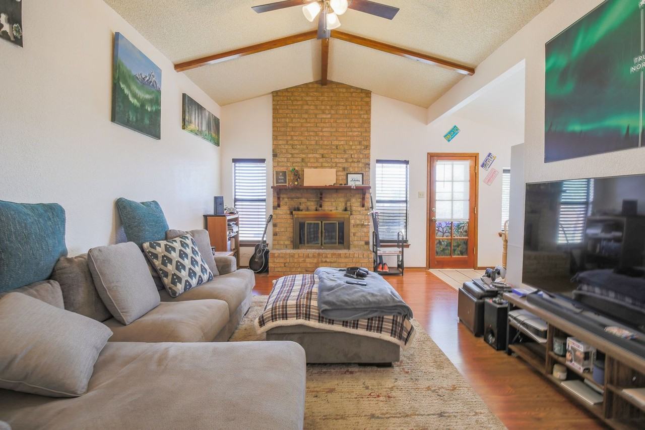 724 Dooley St - Photo 3 of 28