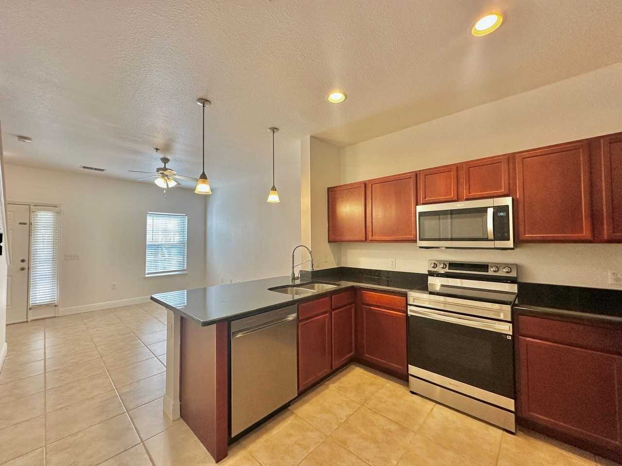 2926 Sw 35th Pl - Photo 5 of 13
