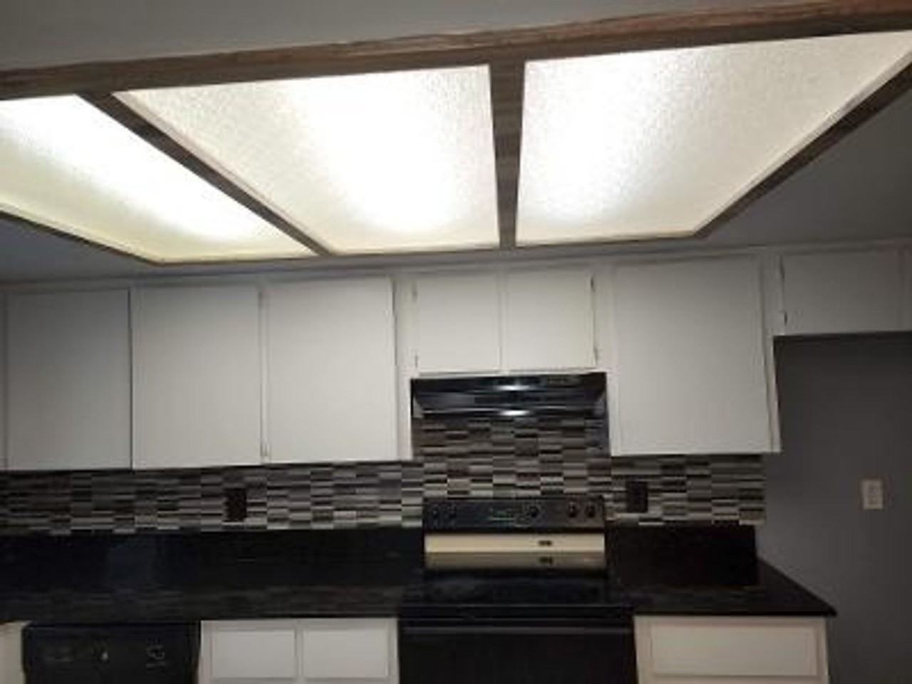 415 W Circlewood St - Photo 2 of 10