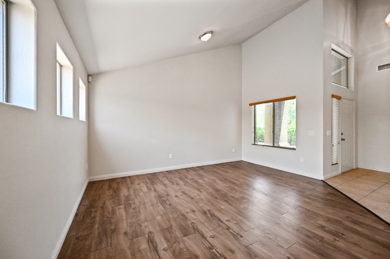 11237 West Davis Lane - Photo 3 of 30