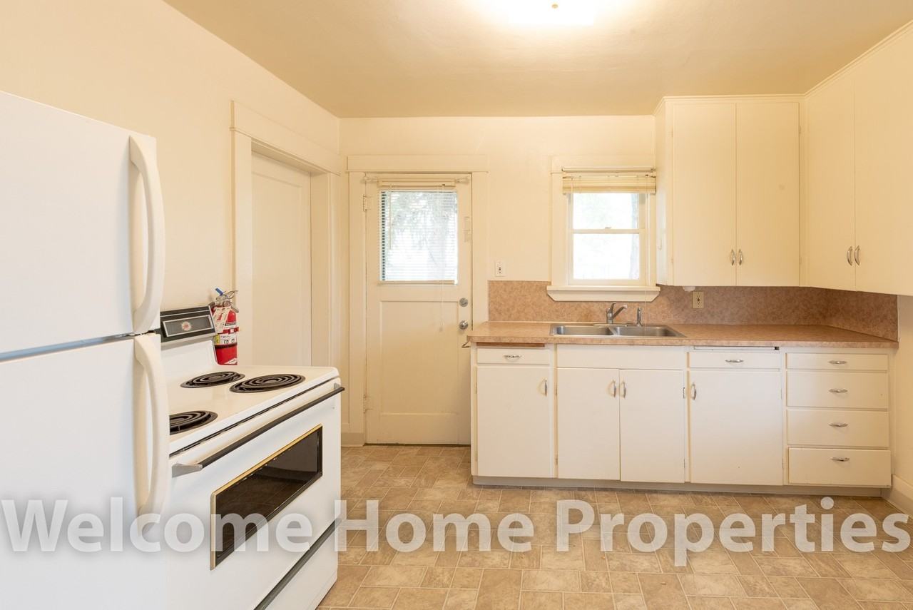 128 Se 2nd St - Photo 5 of 15