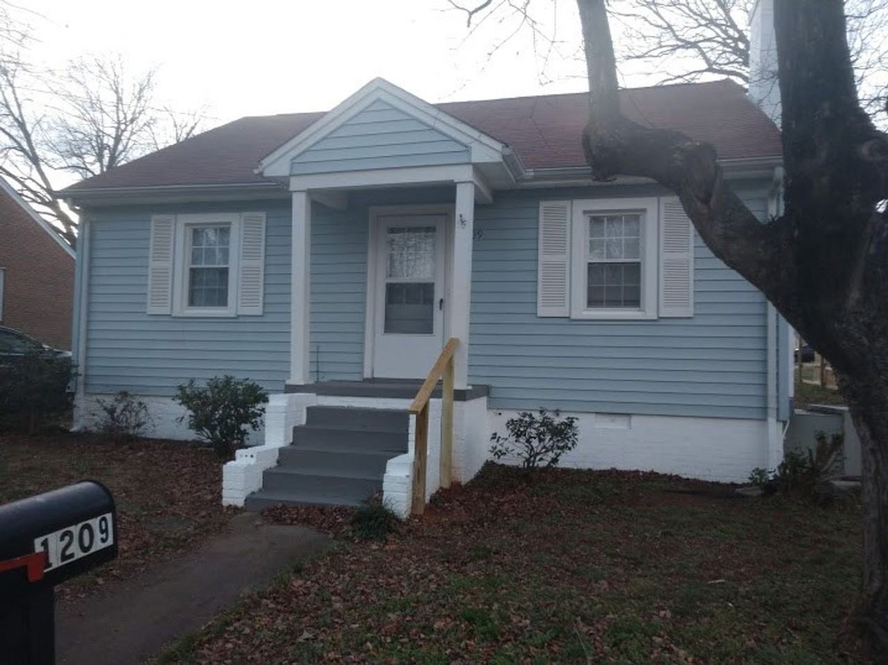 1209 Queen Ann St - Photo 2 of 10