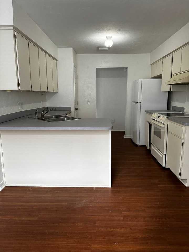 2954 Sw 40th Ave - Photo 4 of 7