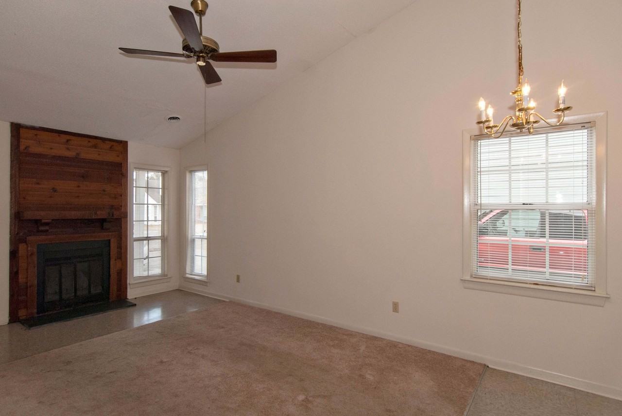 817 Varsity Dr - Photo 3 of 10