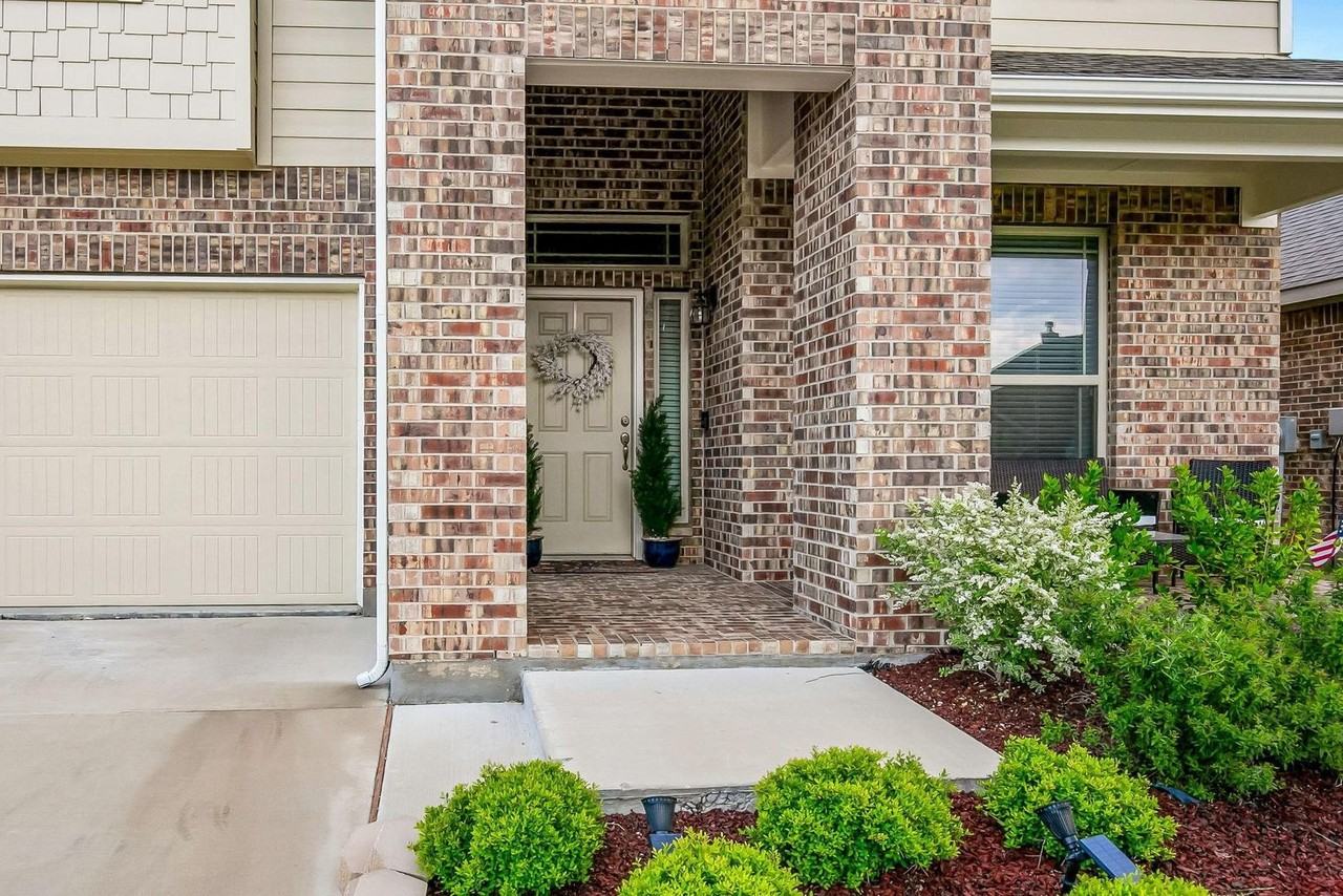 912 Falcon Rd - Photo 2 of 26