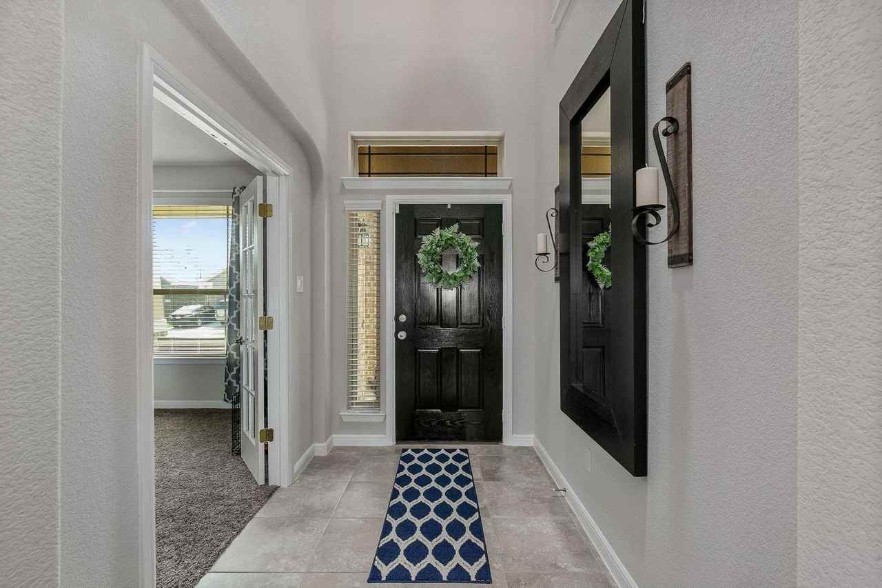 912 Falcon Rd - Photo 3 of 26