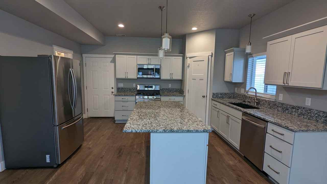 12076 W Wellington Ave - Photo 5 of 25
