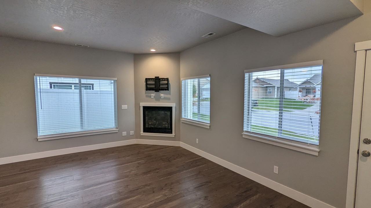 12076 W Wellington Ave - Photo 7 of 25