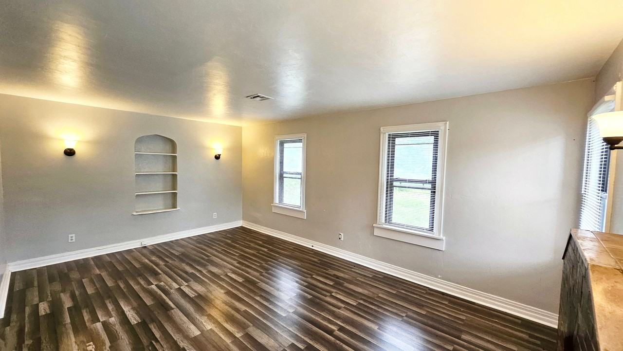 2112 Ne 20th St - Photo 3 of 21