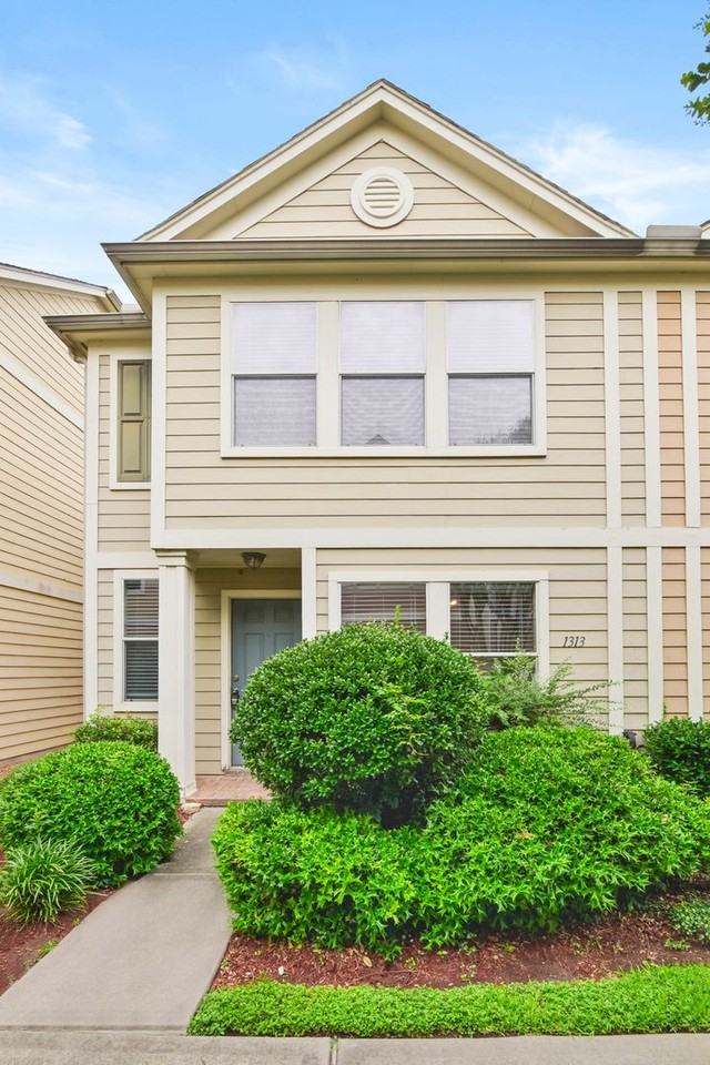 1313 Paige St - Photo 2 of 24