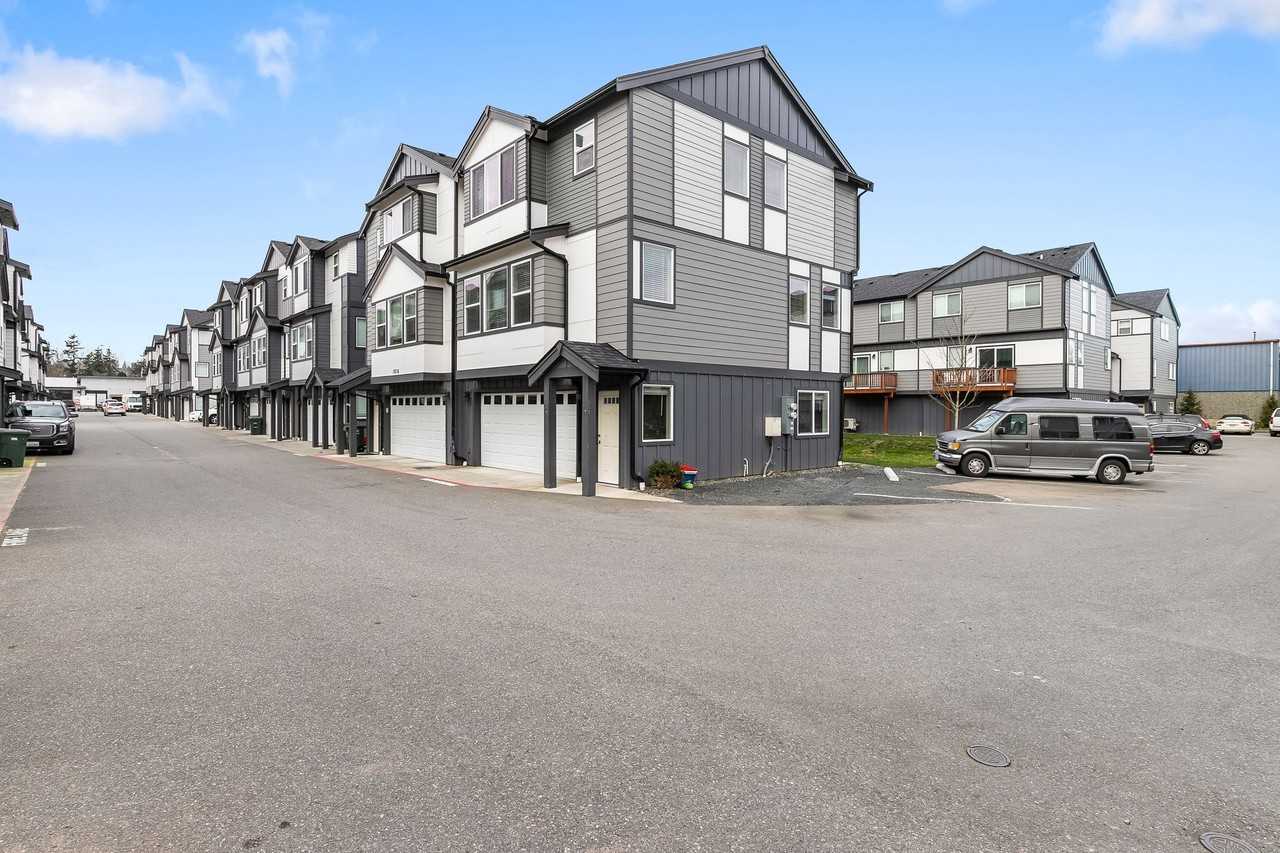 Discover Your Dream Home at Eastgate Loop: Spacious 3 - Photo 2 of 4