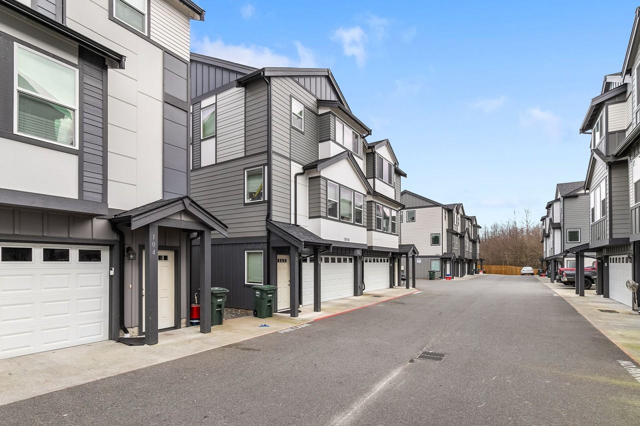 Discover Your Dream Home at Eastgate Loop: Spacious 3 - Photo 3 of 4