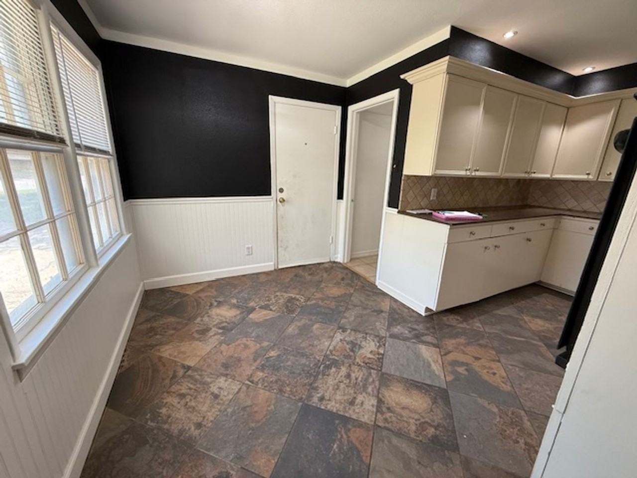 2125 S Willis St - Photo 6 of 19