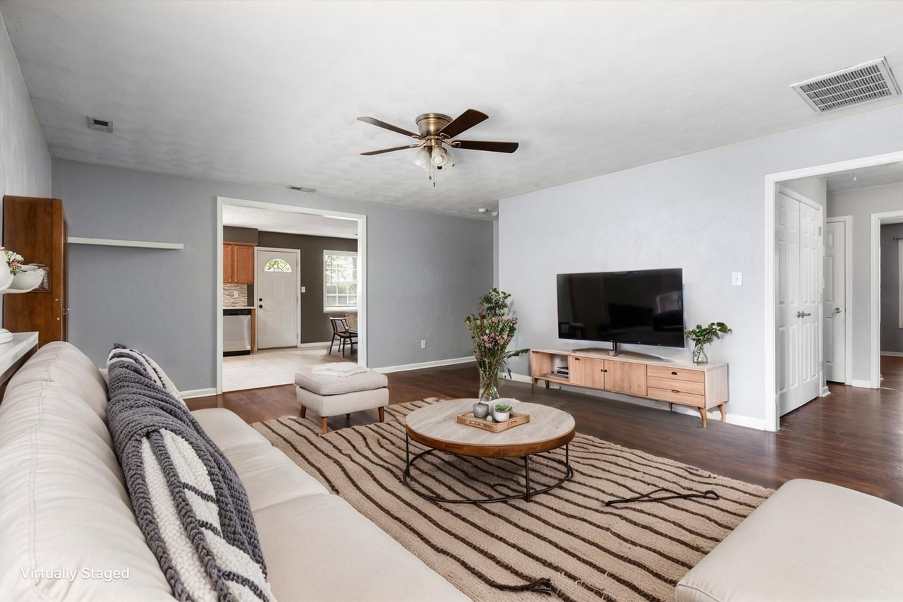 633 W 29th St - Photo 2 of 33