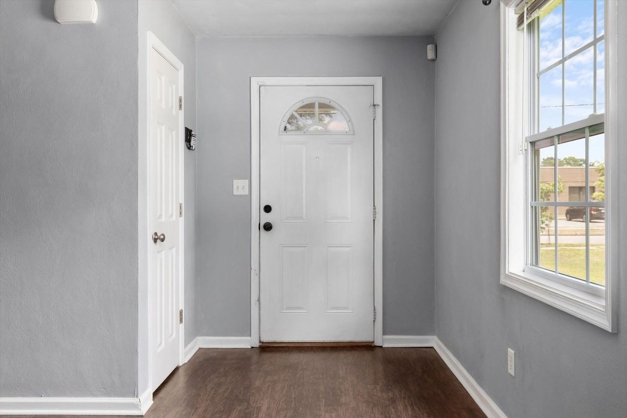 633 W 29th St - Photo 5 of 33