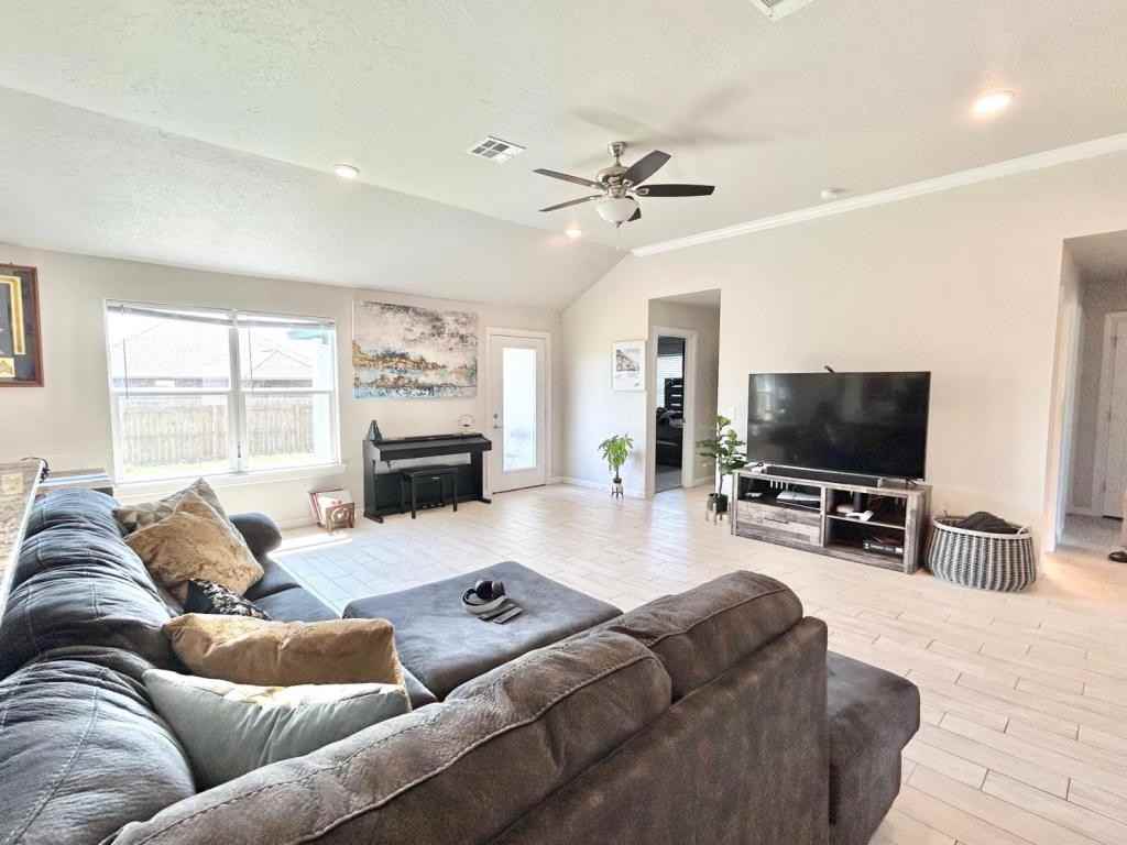 219 Nw Sandstone Ave - Photo 3 of 16