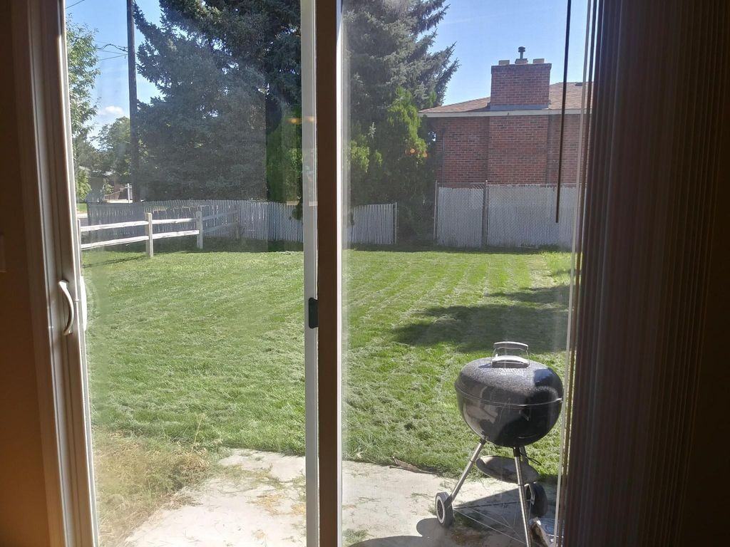 2202 S Phillippi St - Photo 3 of 24