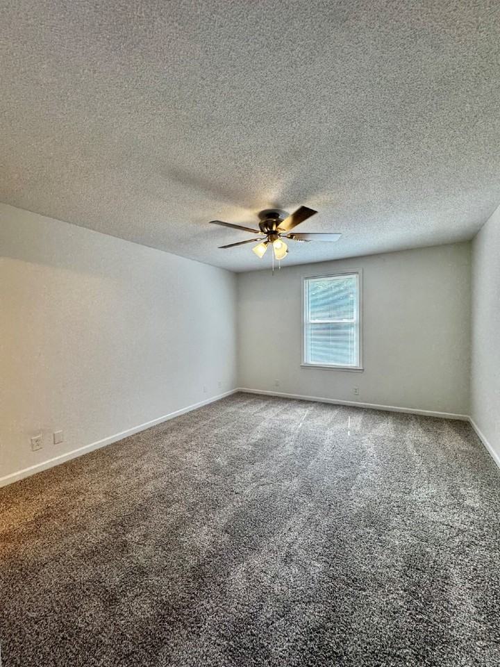 1316 Sun Valley Rd - Photo 3 of 10