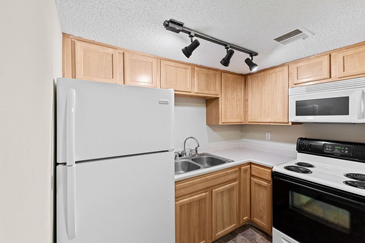 Balsam Avenue Apartments (FREE MONTH PROMO**) - Photo 3 of 18