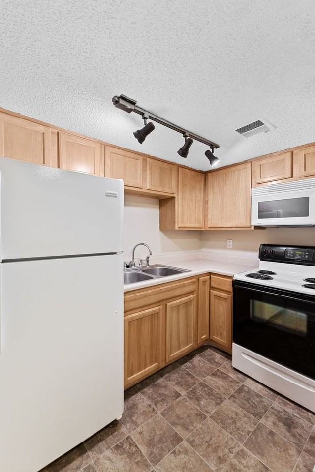 Balsam Avenue Apartments (FREE MONTH PROMO**) - Photo 4 of 18