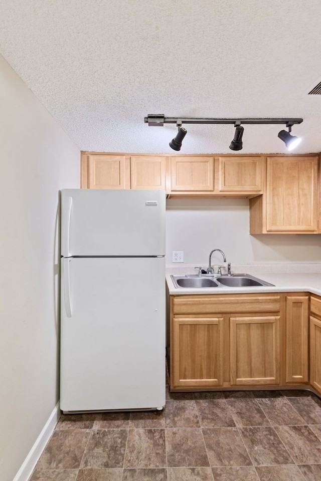 Balsam Avenue Apartments (FREE MONTH PROMO**) - Photo 5 of 18