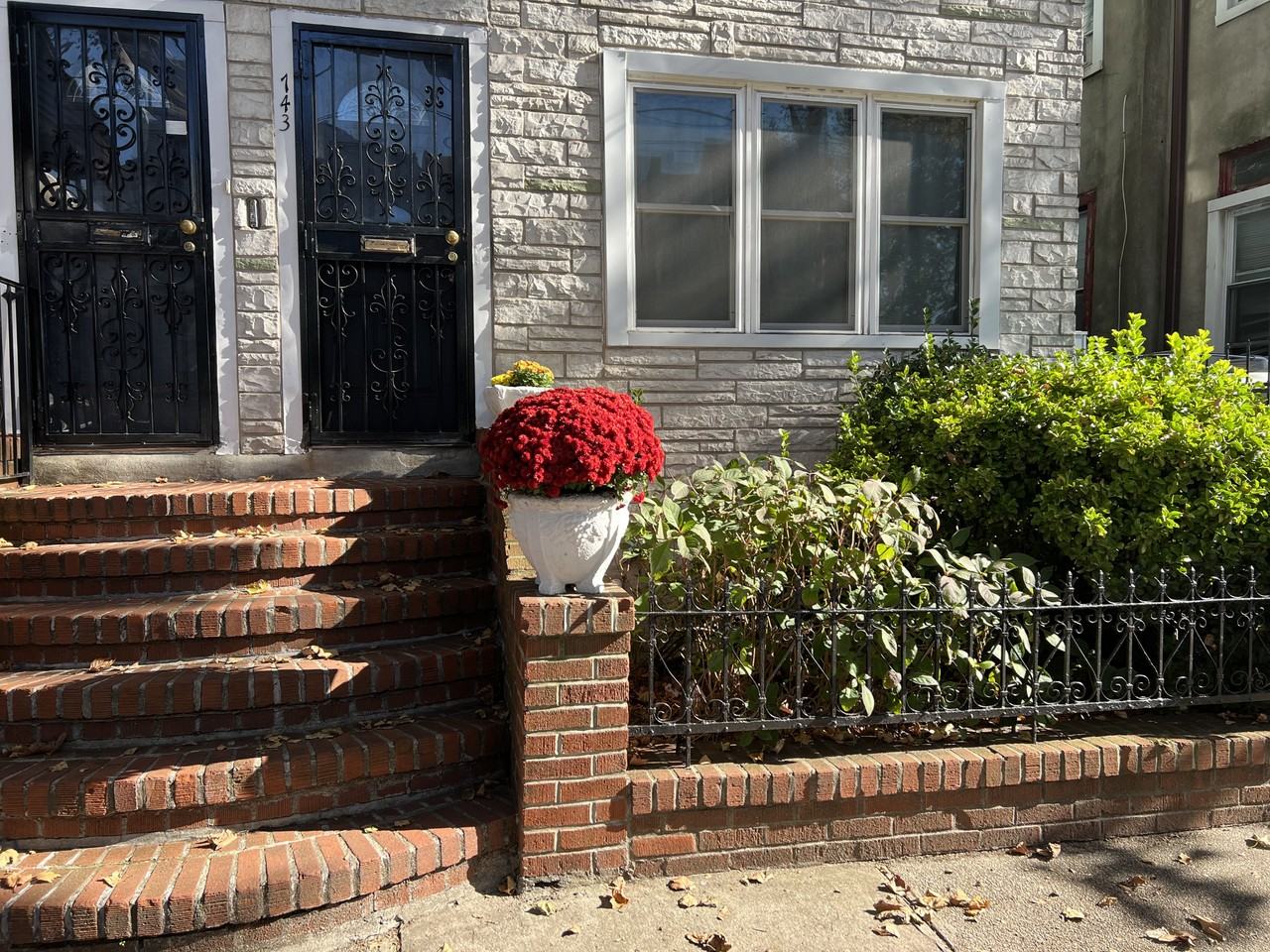 743 Alabama Ave - Photo 3 of 12