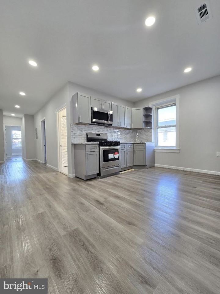 1516 68th Ave #2 - Photo 4 of 15