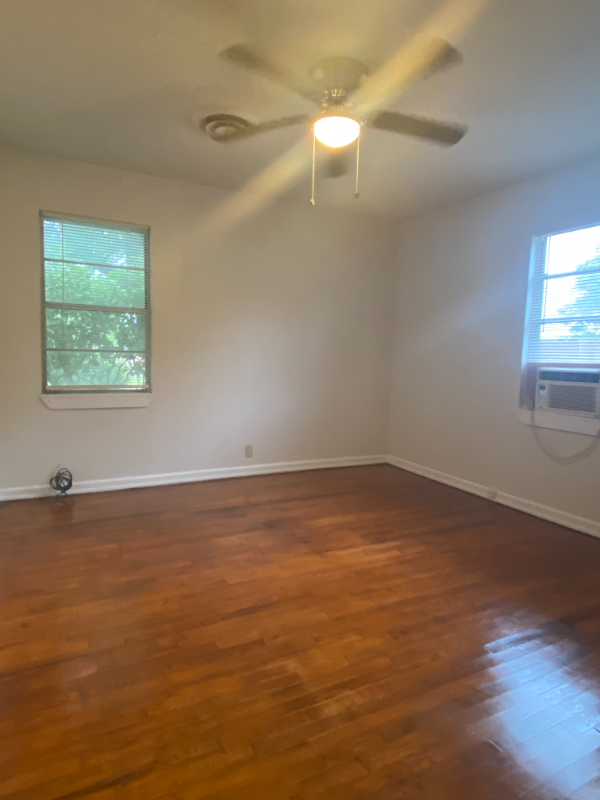 400 Avenue I - Photo 3 of 4