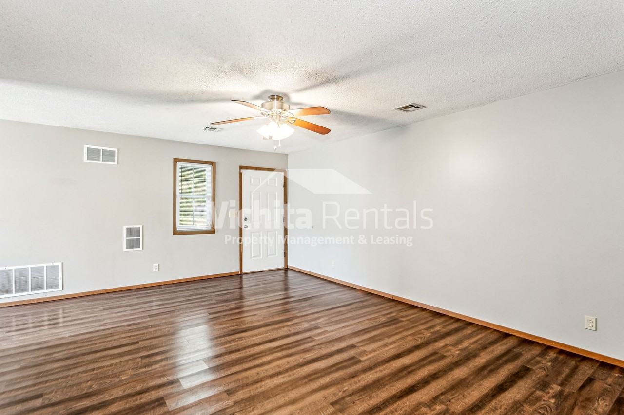 324 N Zachary Dr - Photo 3 of 14