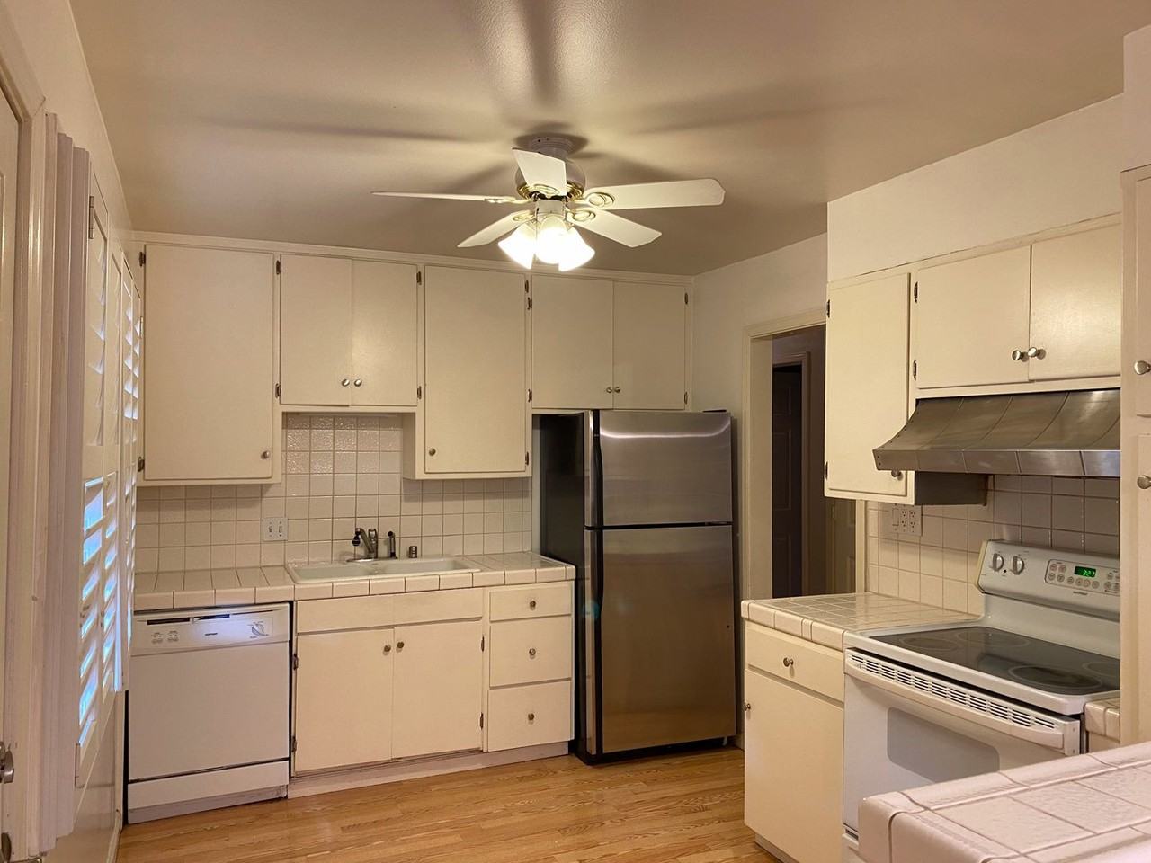 2759 Broadmoor Ave - Photo 2 of 8