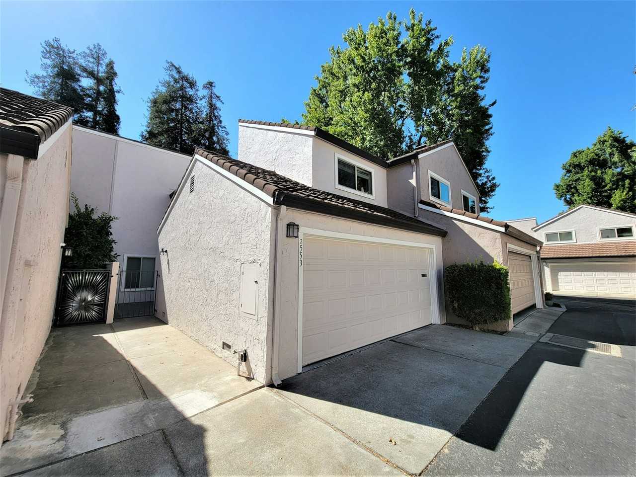 2553 Lancaster Court - Photo 2 of 26