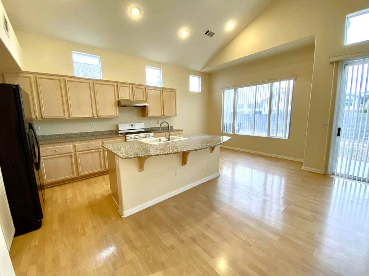 290 Tayman Park Ave - Photo 2 of 28