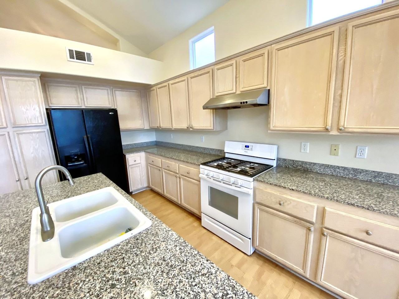 290 Tayman Park Ave - Photo 3 of 28