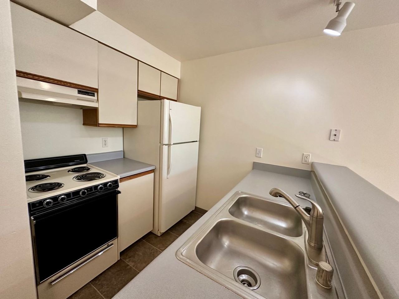 816 20th St #102 - Photo 3 of 5