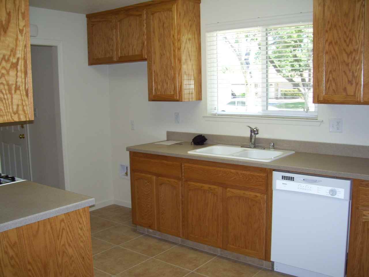 2806 E Swift Ave - Photo 3 of 10