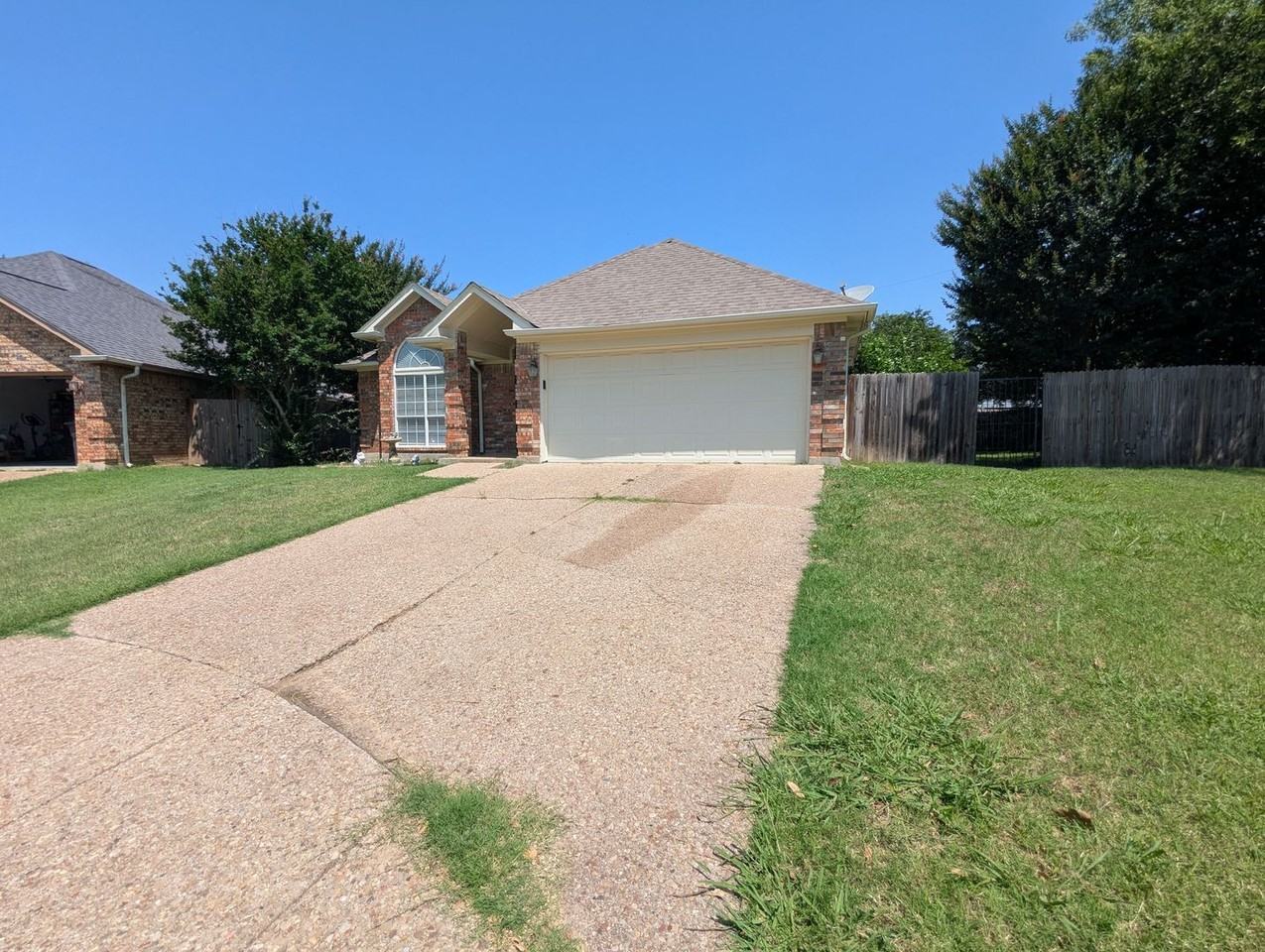 905 Hillwood Ct - Photo 2 of 23