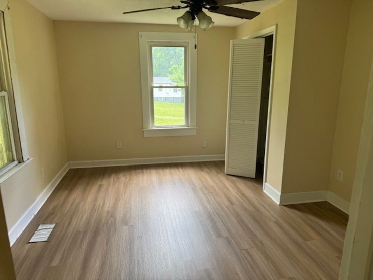917 Lynch Rd - Photo 3 of 8