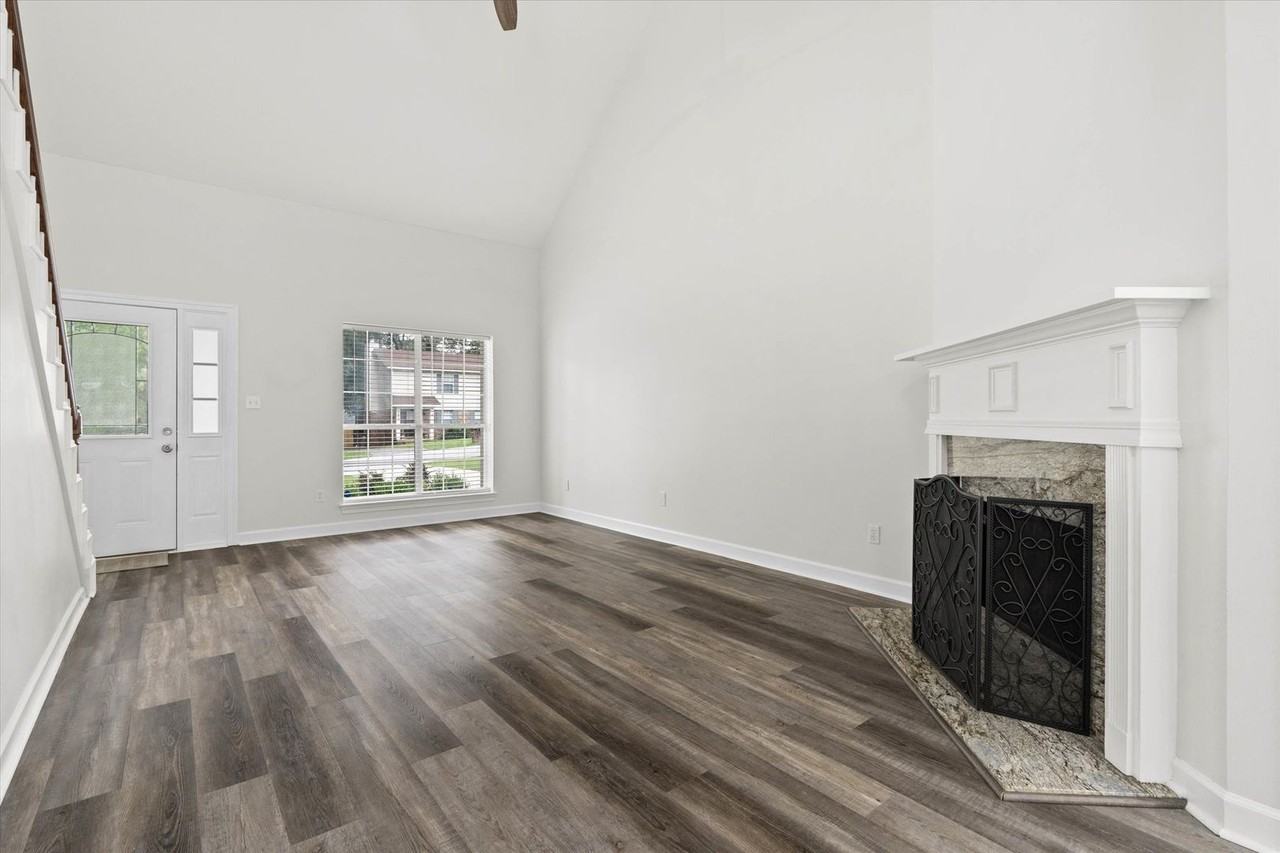 1009 Pinemont Dr - Photo 3 of 20