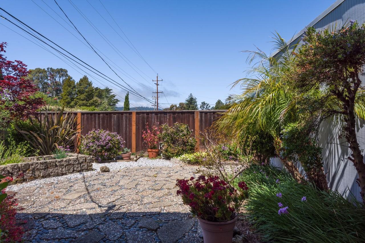 2352 Bunker Hill Dr - Photo 3 of 20