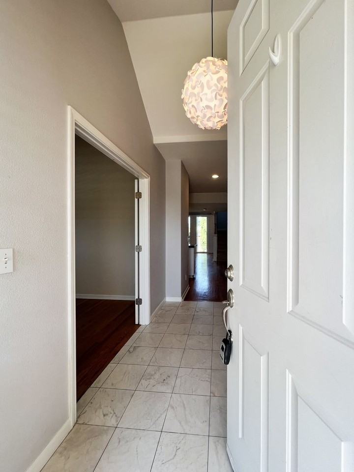 6 Moss Ct - Photo 2 of 32